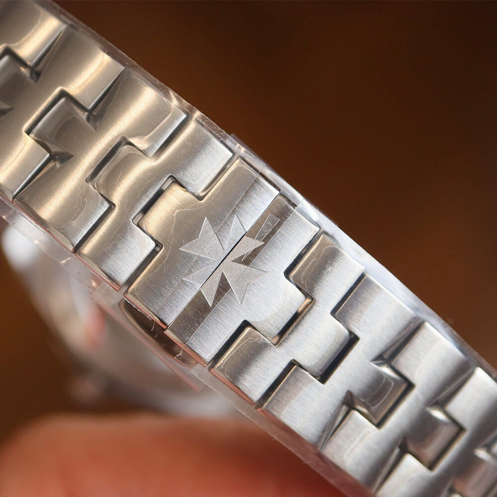 Vacheron C0nstan1n Overseas Self-winding