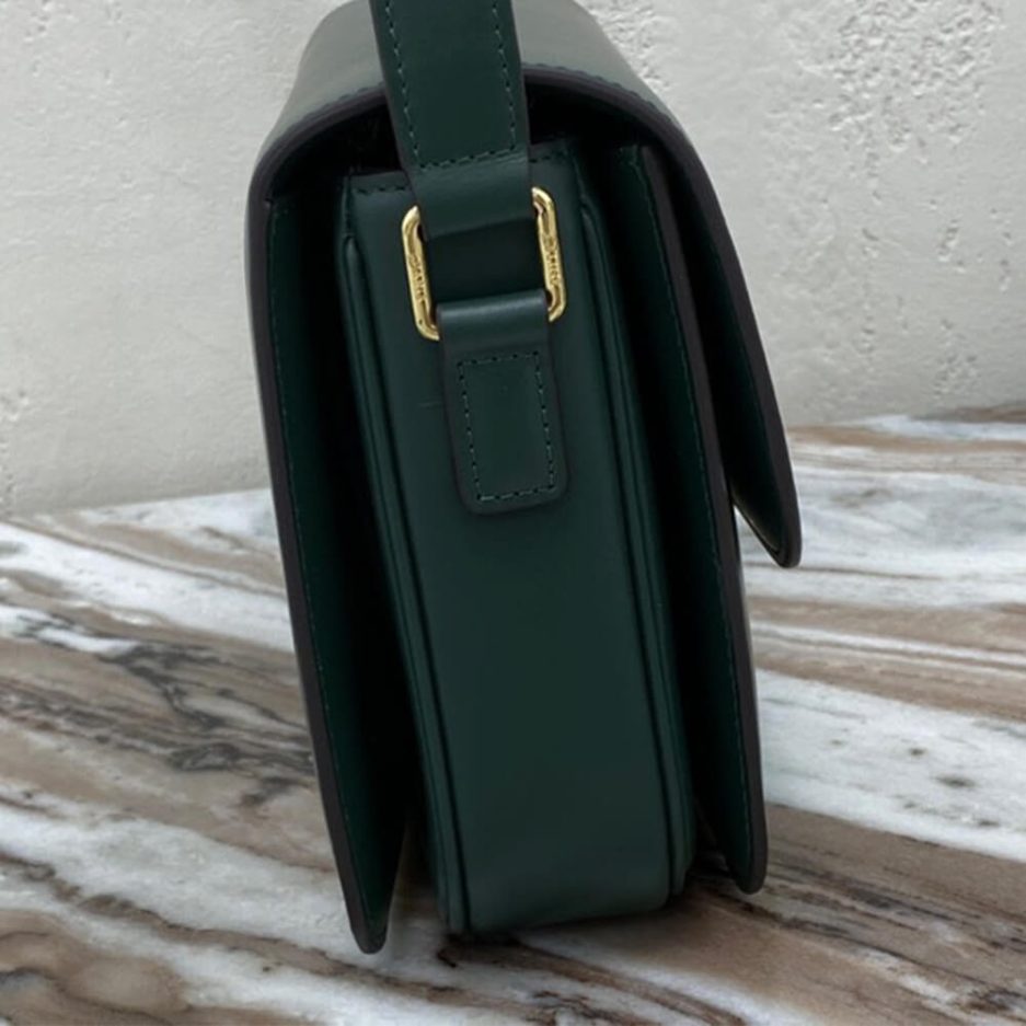 Ce1i*e CLASSIQUE TRIOMPHE BAG IN CALFSKIN