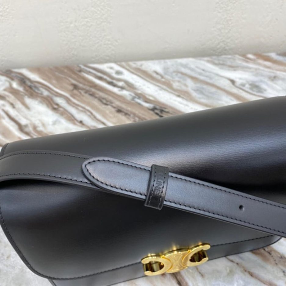 Ce1i*e CLASSIQUE TRIOMPHE BAG IN CALFSKIN
