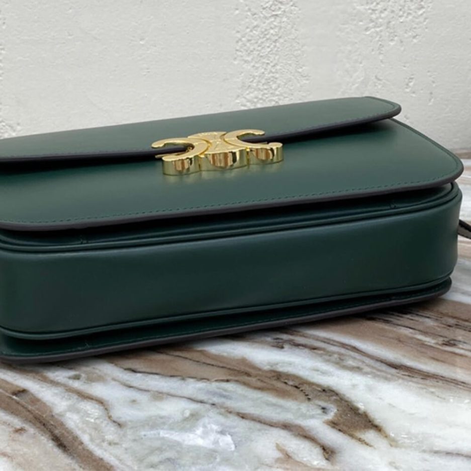 Ce1i*e CLASSIQUE TRIOMPHE BAG IN CALFSKIN