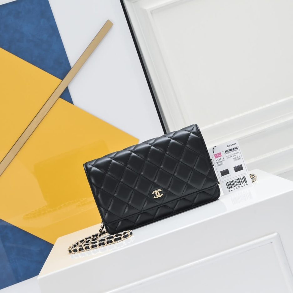 Ch**el classic chain wallet