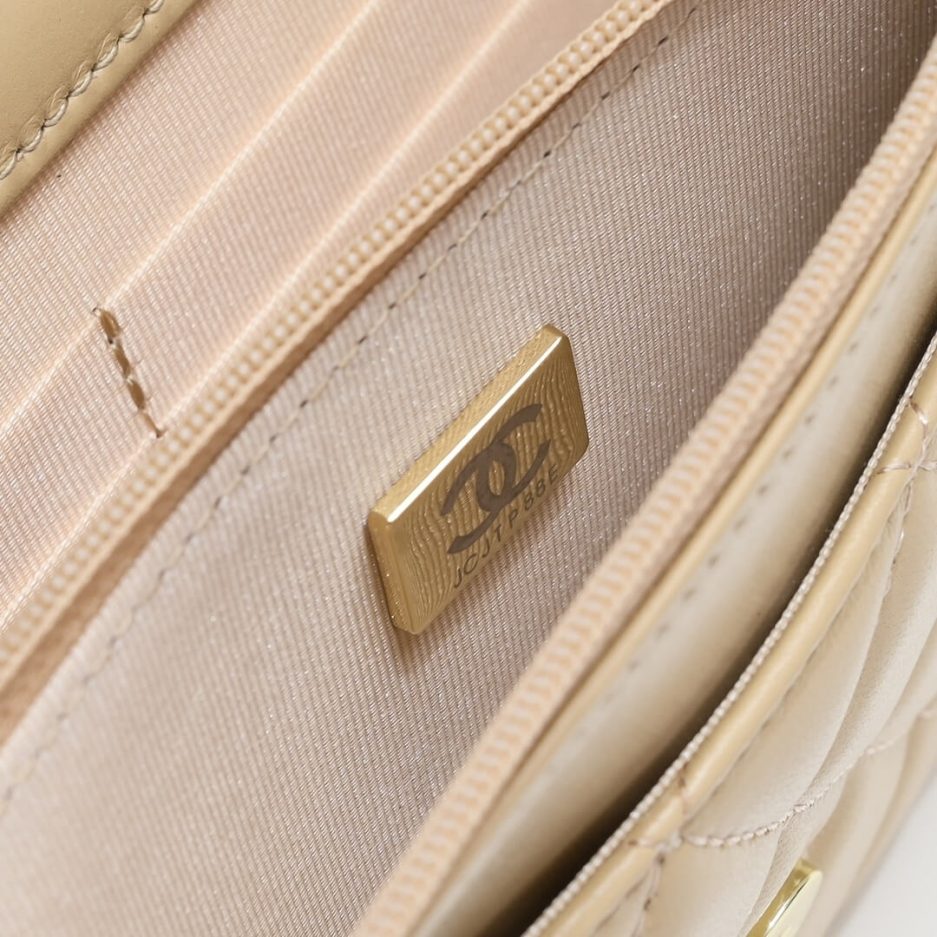 Ch**el classic chain wallet