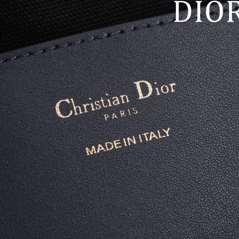 D10r Small Signature Bucket Bag