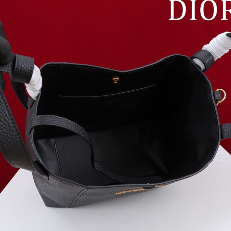 D10r Medium Signature Bucket Bag